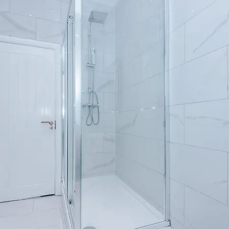 The Gatsby In Harrogate 3 Bedrooms - Parking