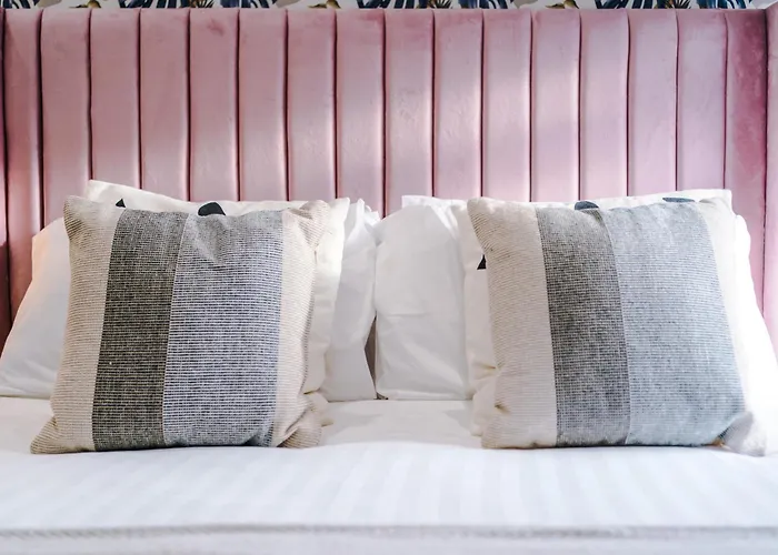 Gatsby House - Parking & Pool Table