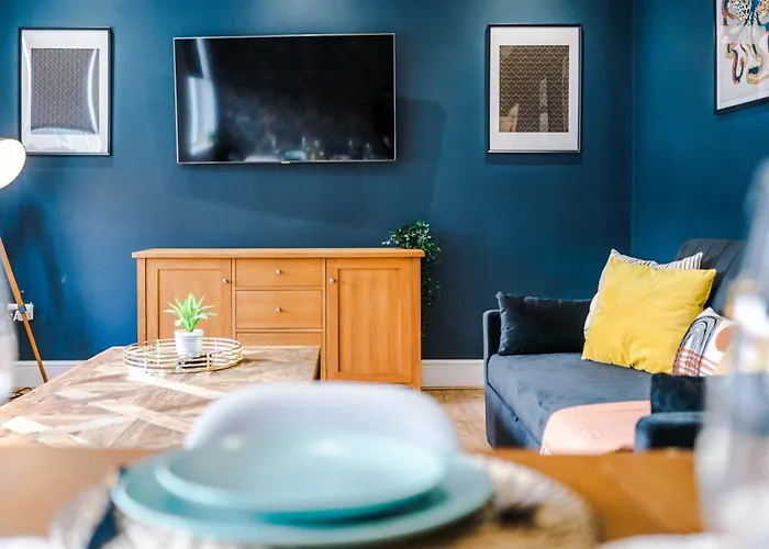 Gatsby House - Parking & Pool Table