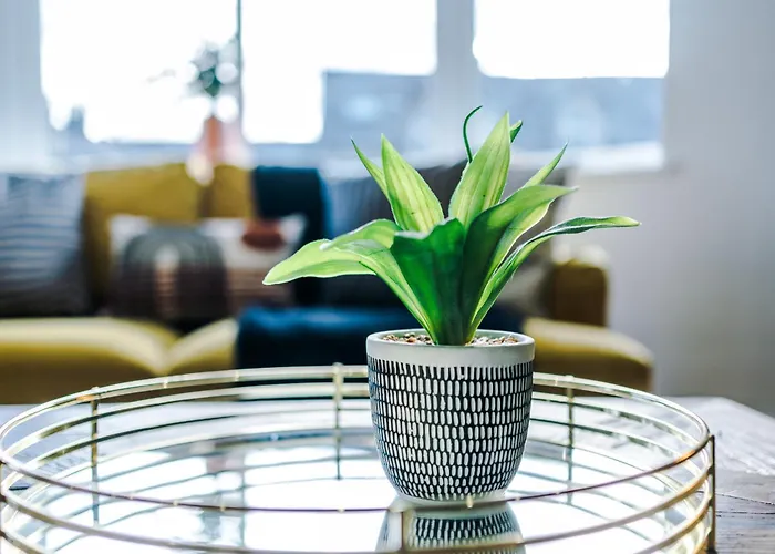 Gatsby House - Parking & Pool Table