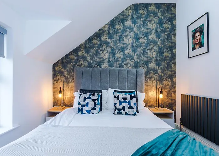 Gatsby House - Parking & Pool Table