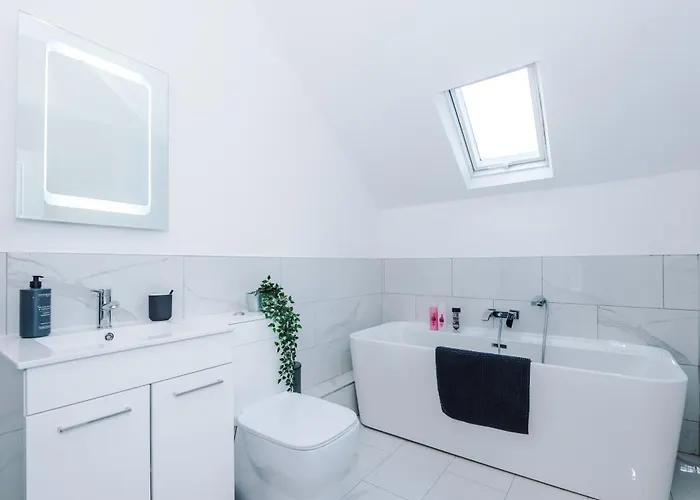 Gatsby House - Parking & Pool Table *