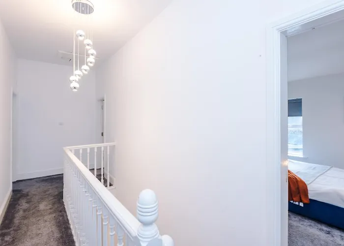 Gatsby House - Parking & Pool Table