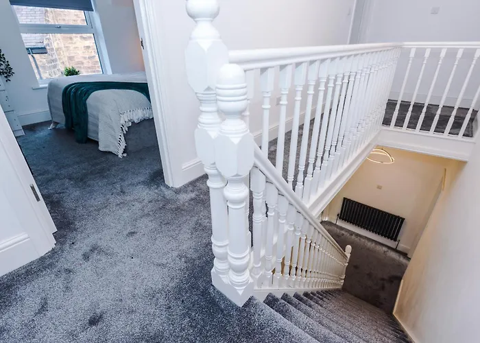 Gatsby House - Parking & Pool Table