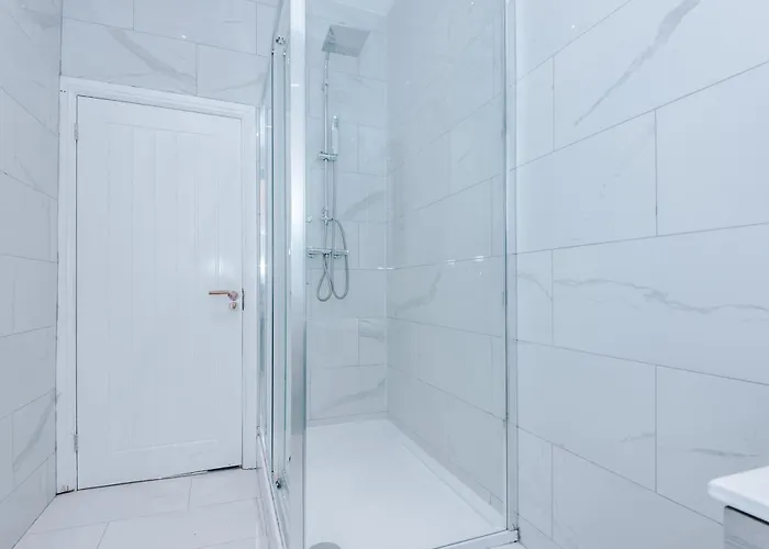 Gatsby House - Parking & Pool Table