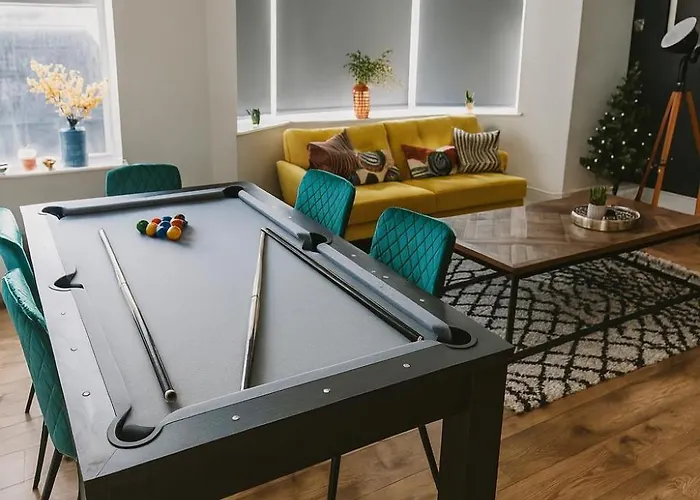 Gatsby House - Parking & Pool Table