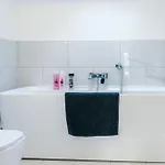 The Gatsby In 3 Bedrooms - Parking 哈罗盖特